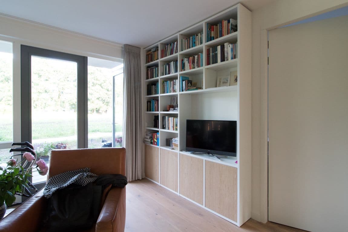 Boekenkast met onderdeurtjes en tv vak