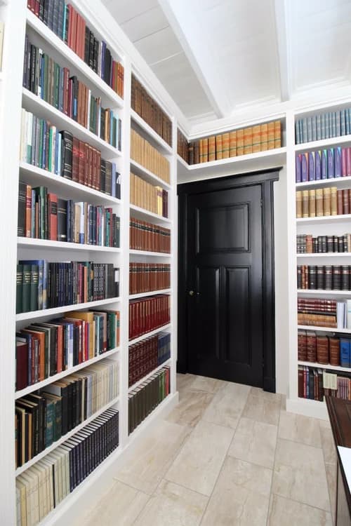 Boekenkast wit spuitwerk, klassiek
