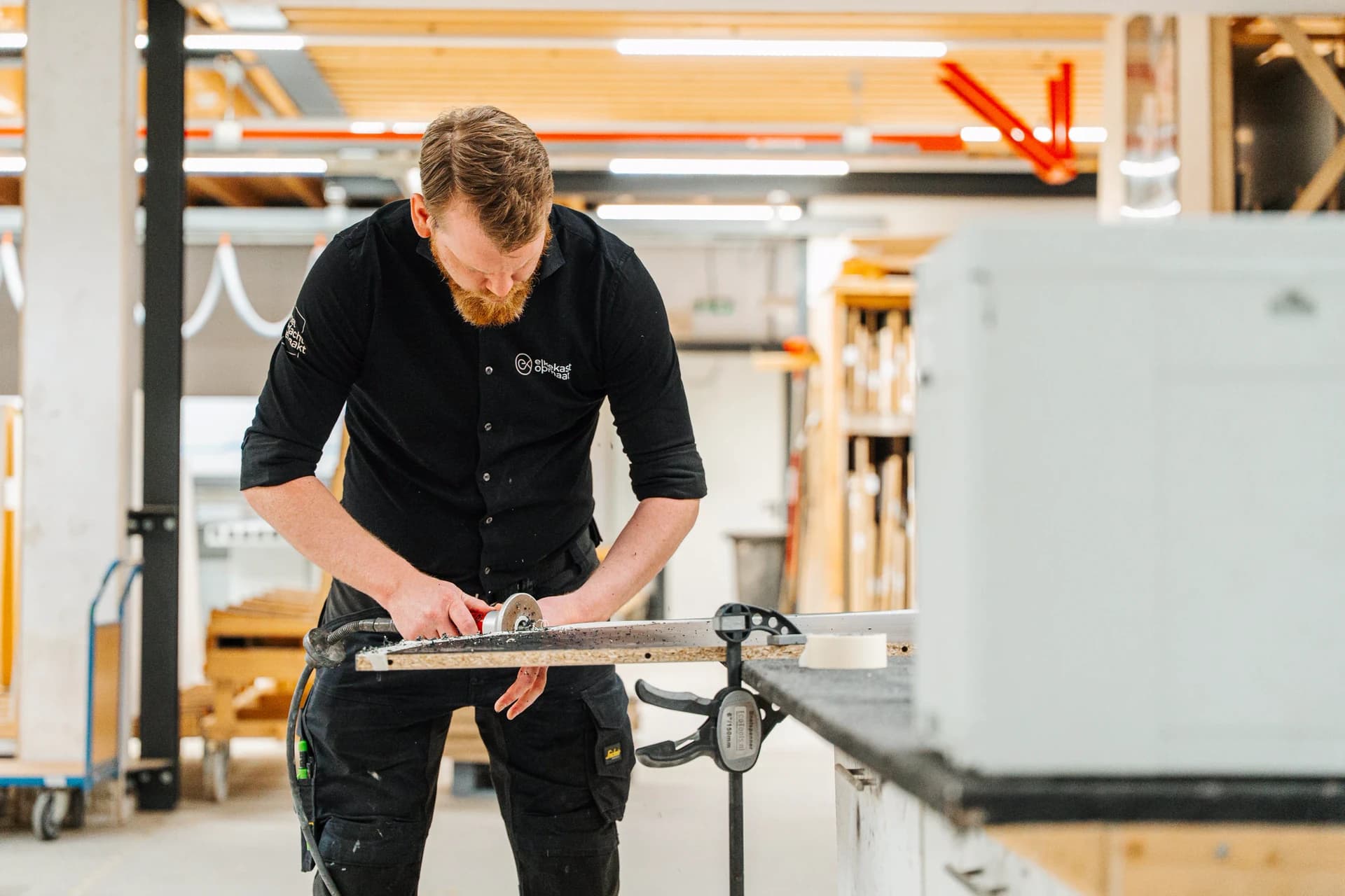 Vakman werkt aan de productie van een maatwerkkast in eigen werkplaats