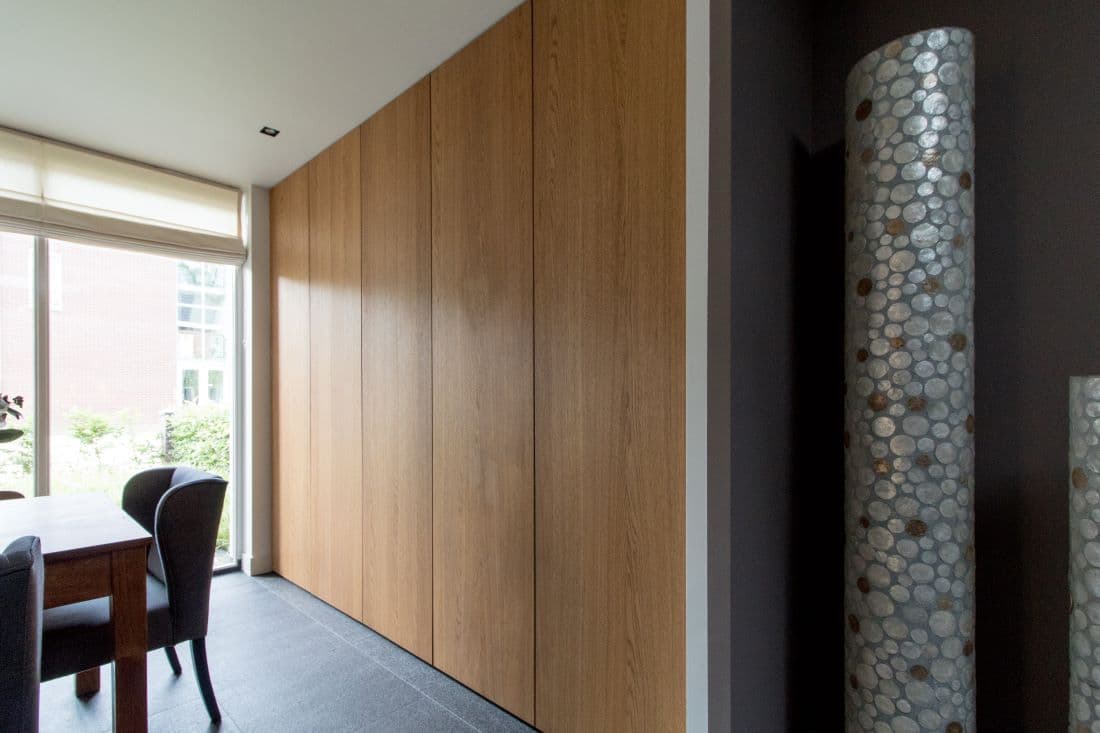 ingebouwde draaideurkast in de woonkamer