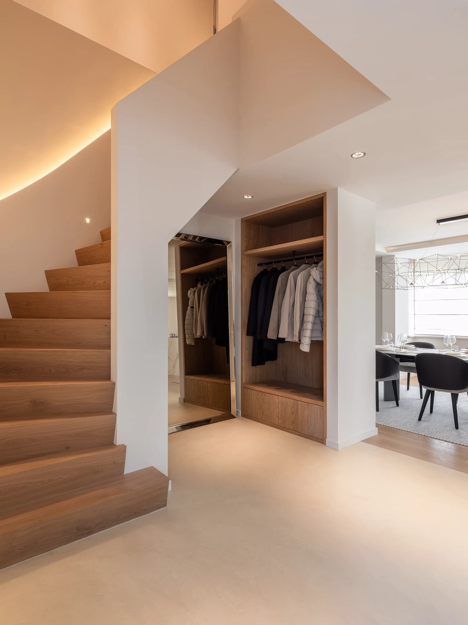 Inbouwkast op maat onder trap met houtlook afwerking