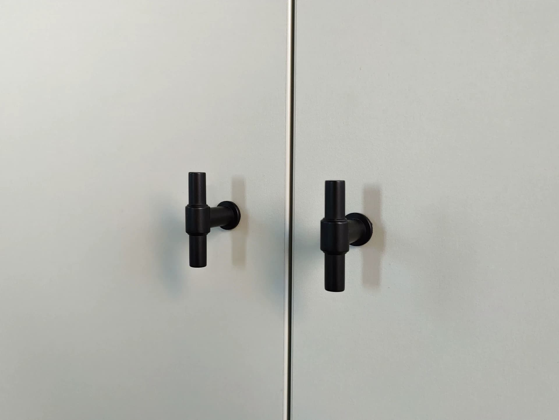 Close-up van de moderne handgreepjes op de ingebouwde kledingkast.