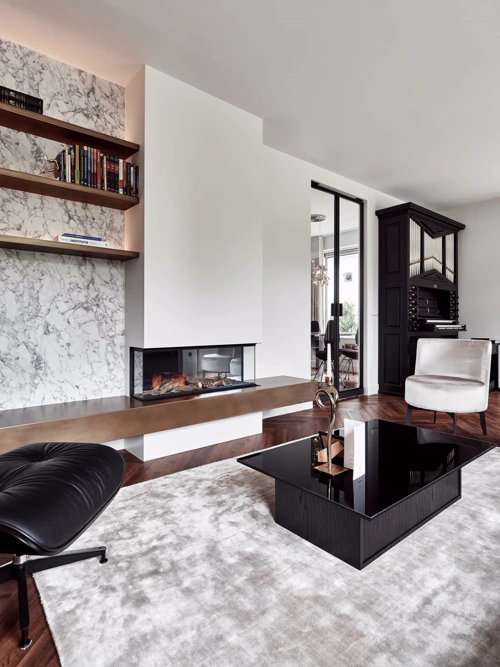 Moderne woonkamer met maatwerk haardwand