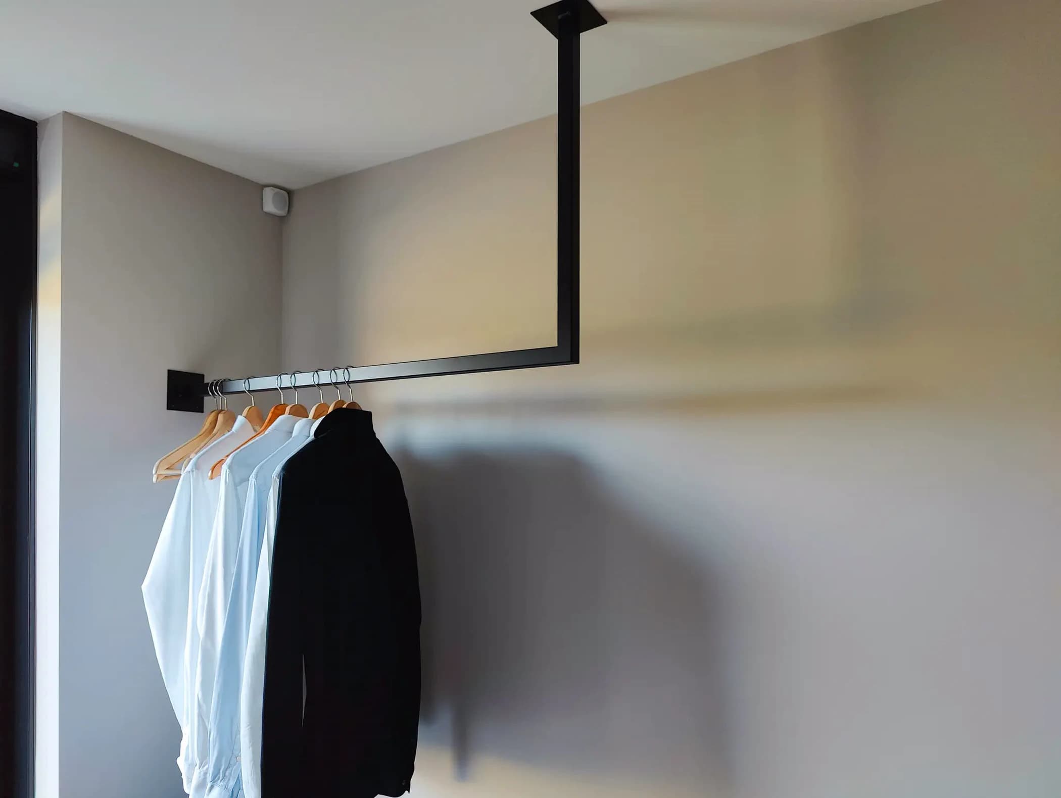 Modern zwart kledingrek aan plafond