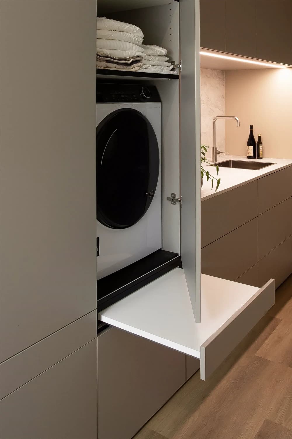 Uittrekbare plank in waskast op maat