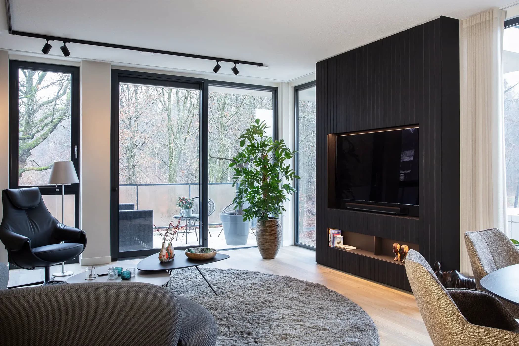 Zwarte maatwerk wandkast in moderne woonkamer