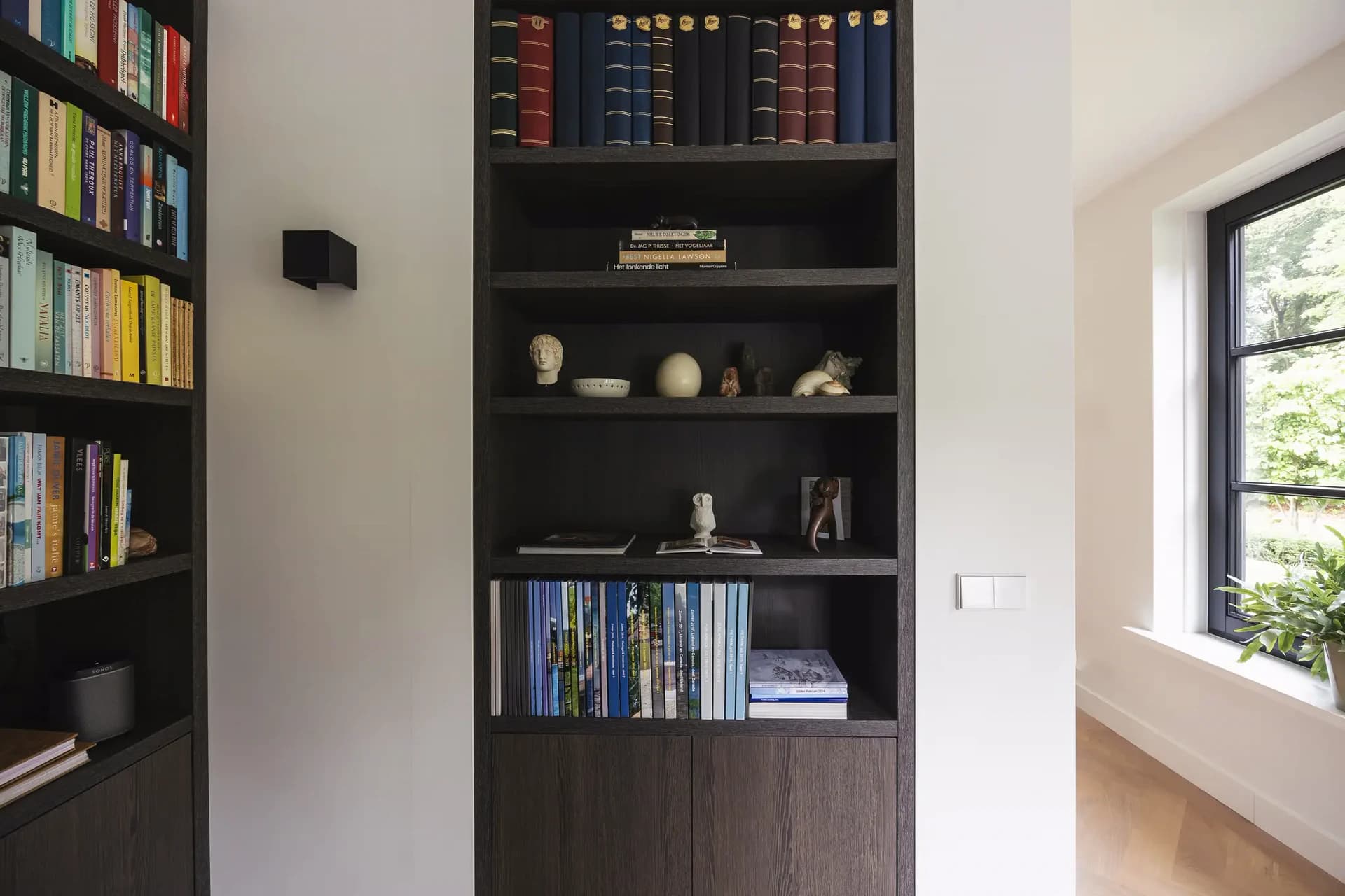 Ingebouwde boekenkast in kantoor