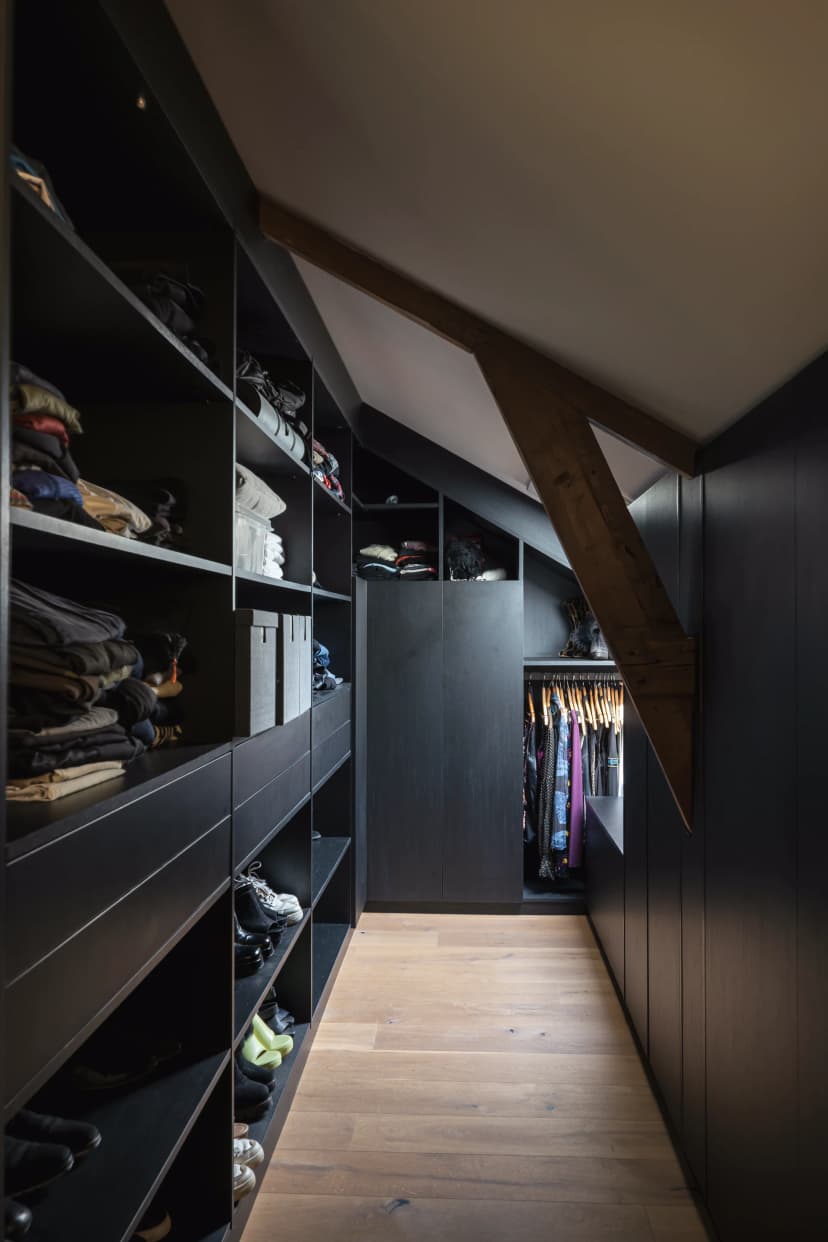 Inloopkast onder schuine wand