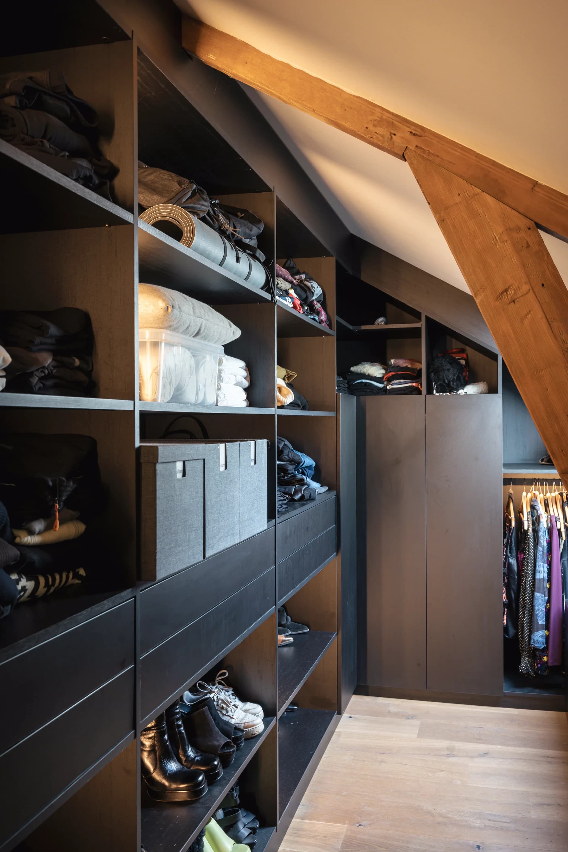 Inloopkast met vouwdeuren en luxe verlichting