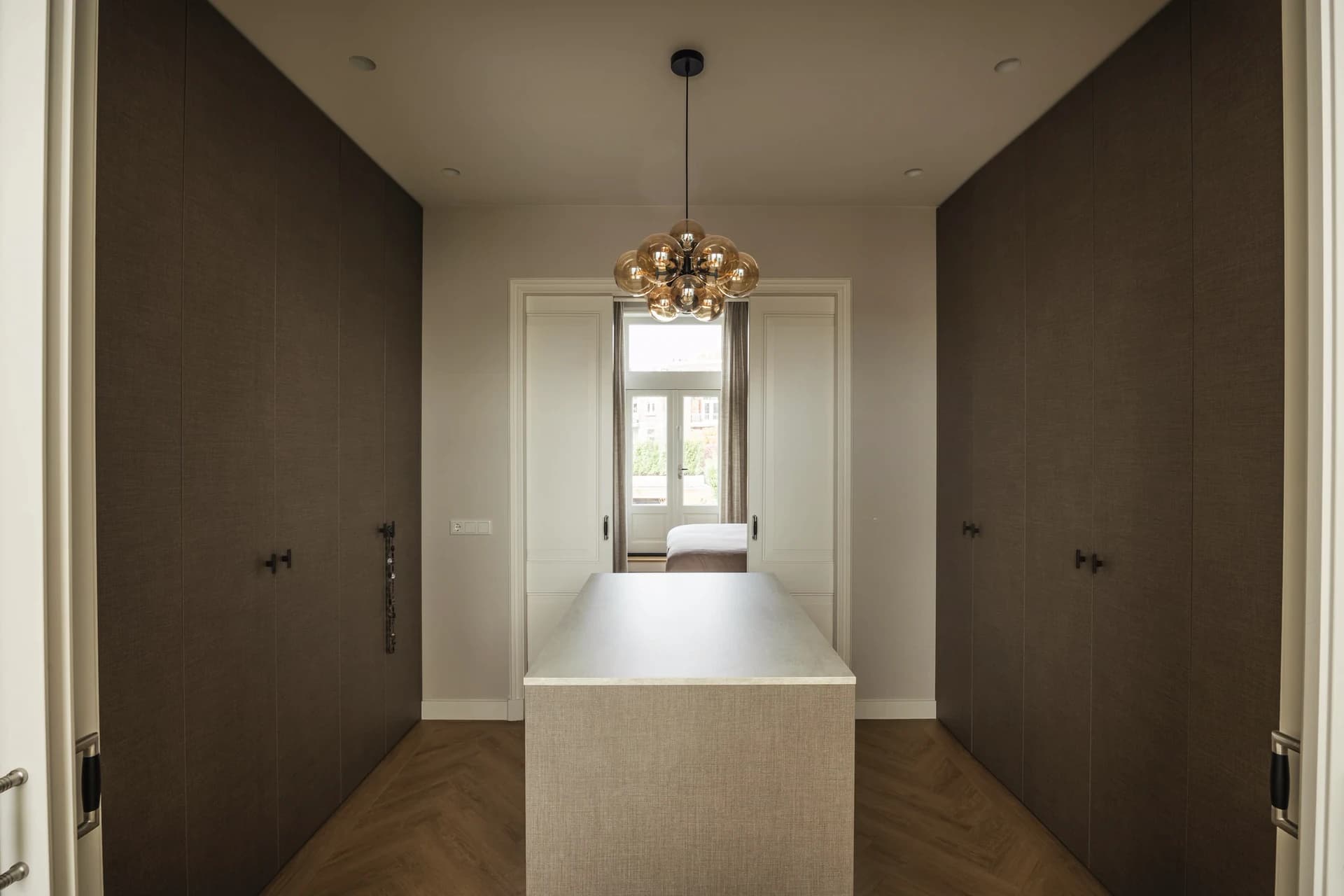 Walk-in closet op maat met strakke afwerking