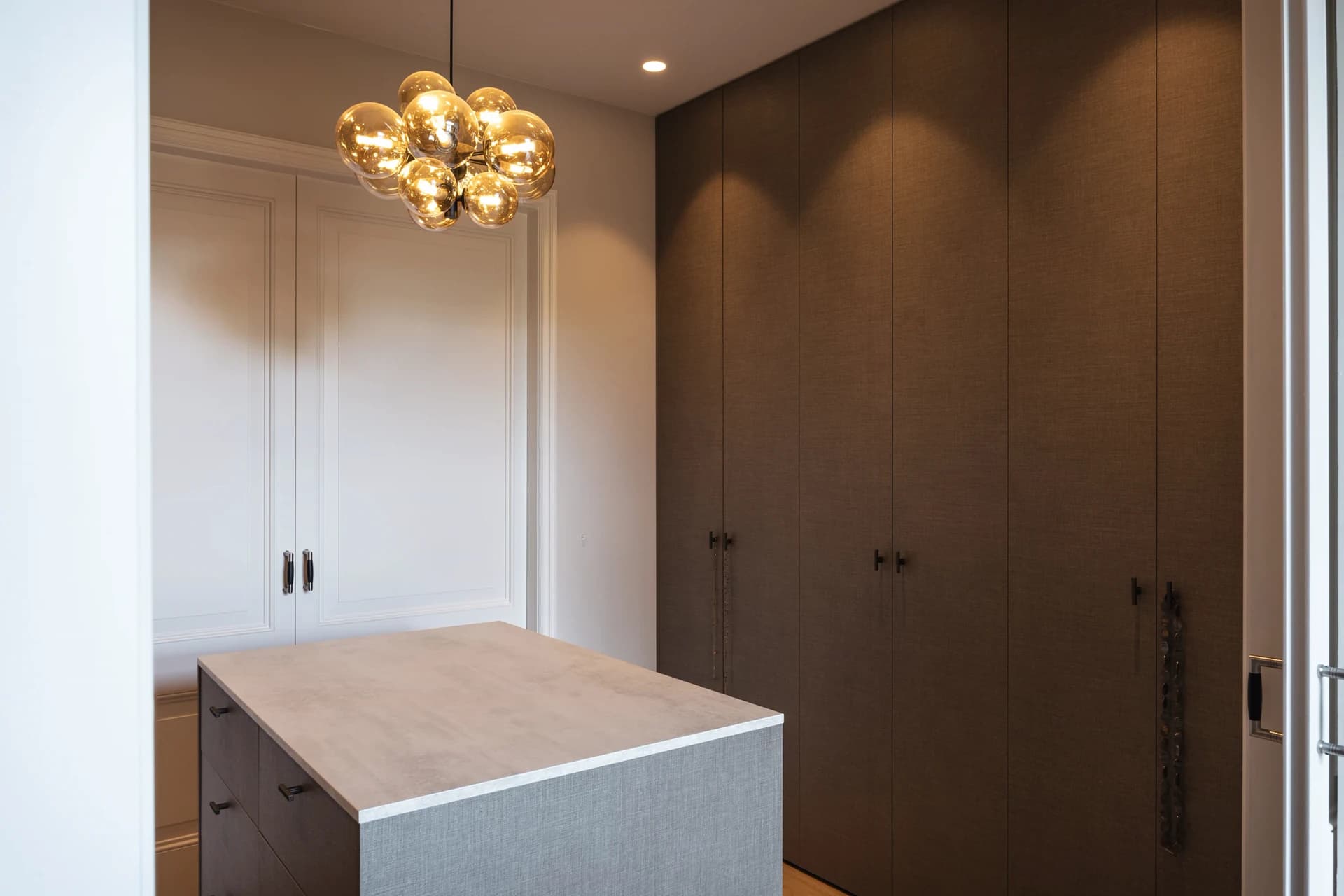 Walk-in closet op maat met strakke afwerking