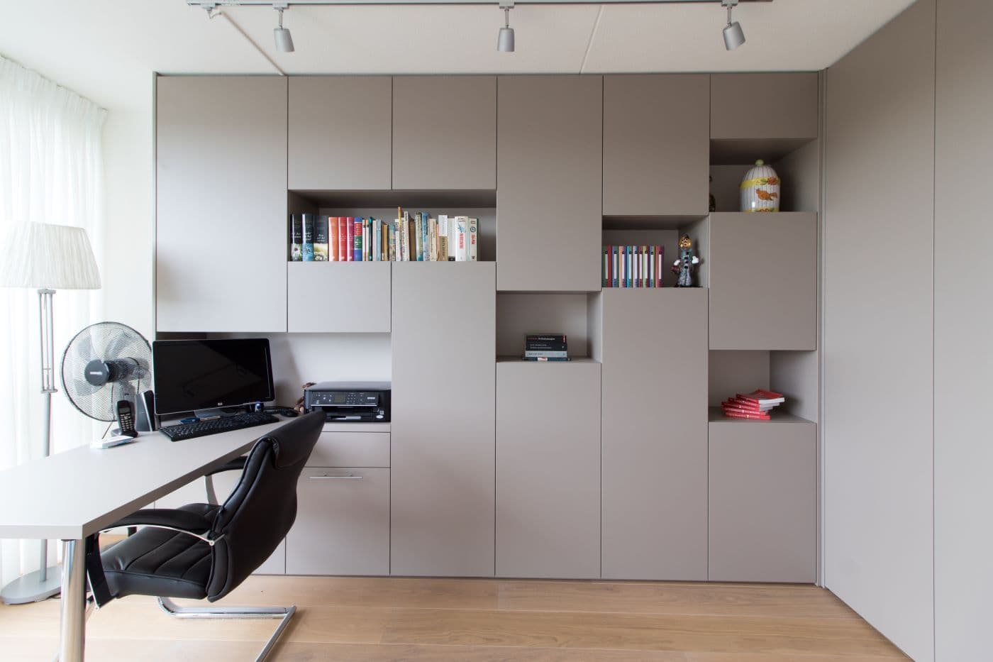 Kast met bureau, lichtgrijs decor open vakken