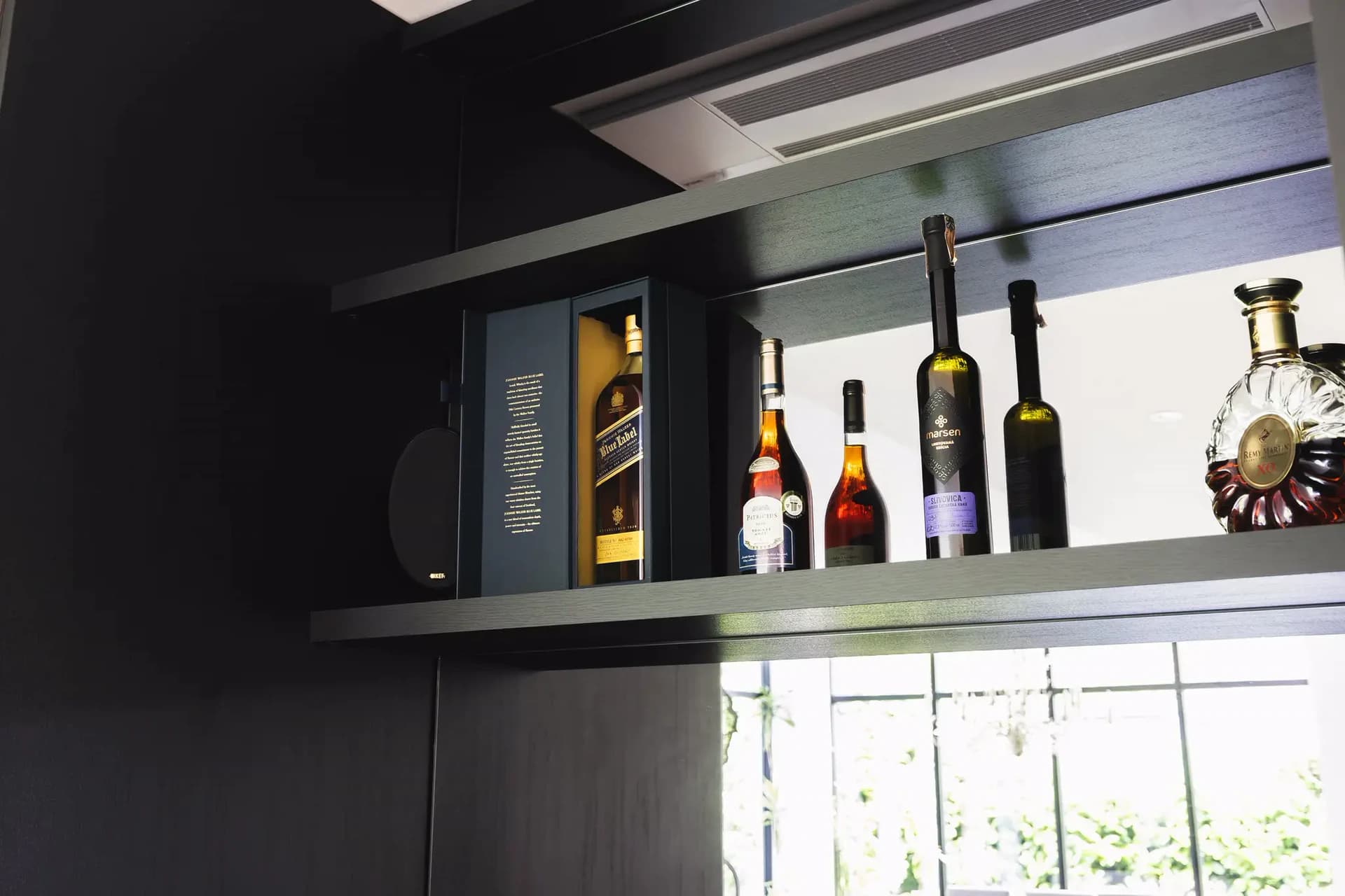 Luxe wandkast in woonkamer