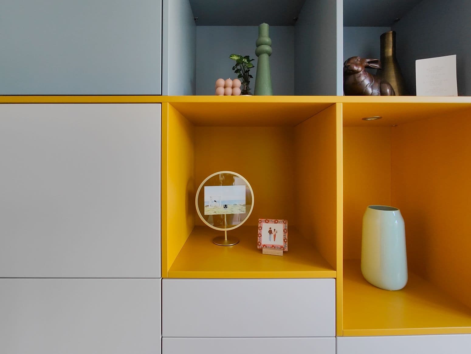 Open vakken met verschillende kleuren
