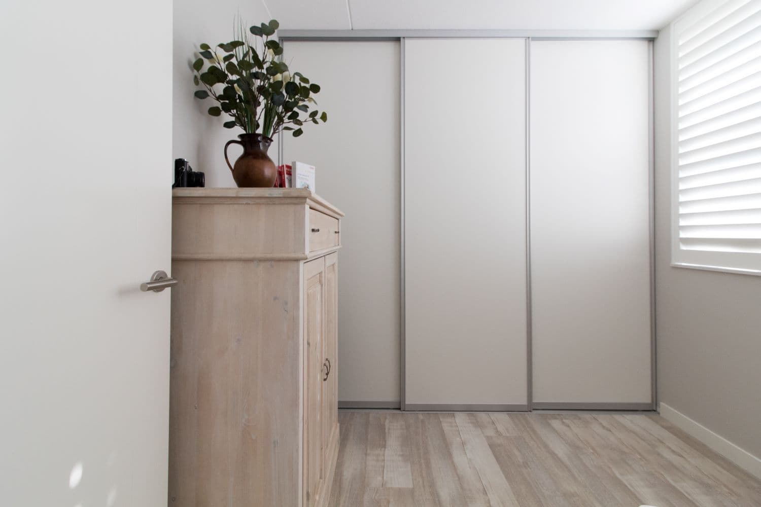 Schuifdeurkast wit met aluminium frame