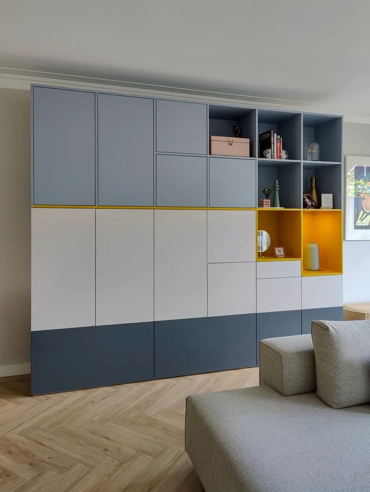 Speelse wandkast met open vakken
