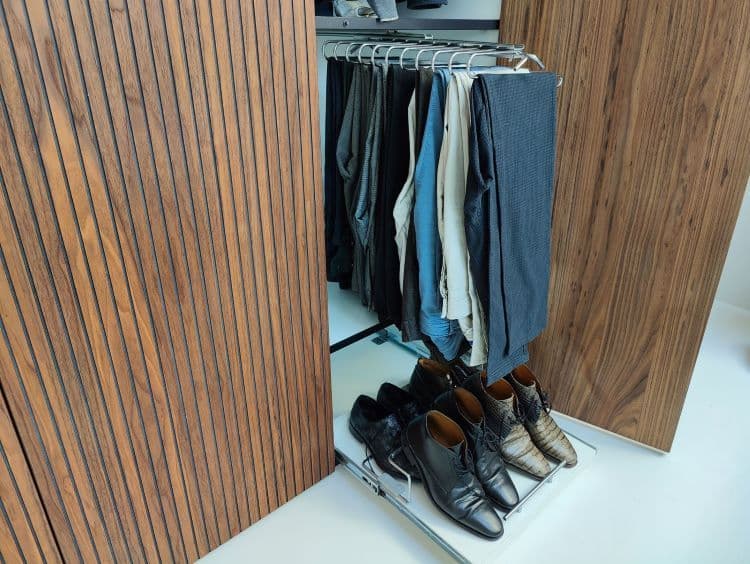 Uittrekbare schoenenplank en pantalonhouder