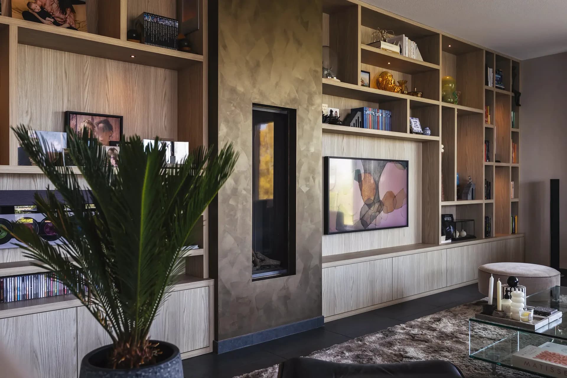 Wandkast met tv om haard