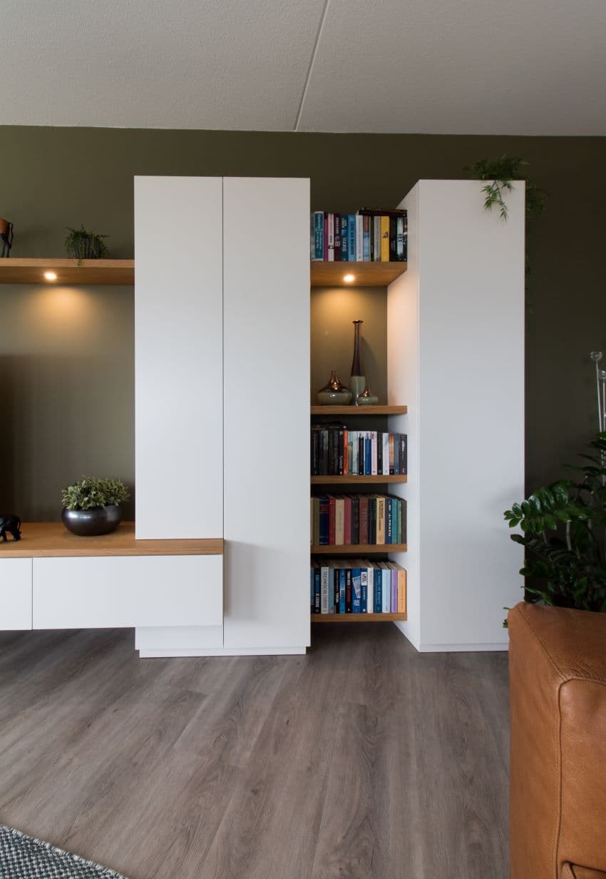 Wandkast met verlichting en open vakken