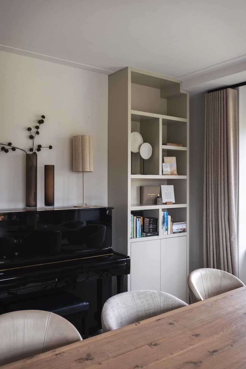 Wandkast om koof woonkamer