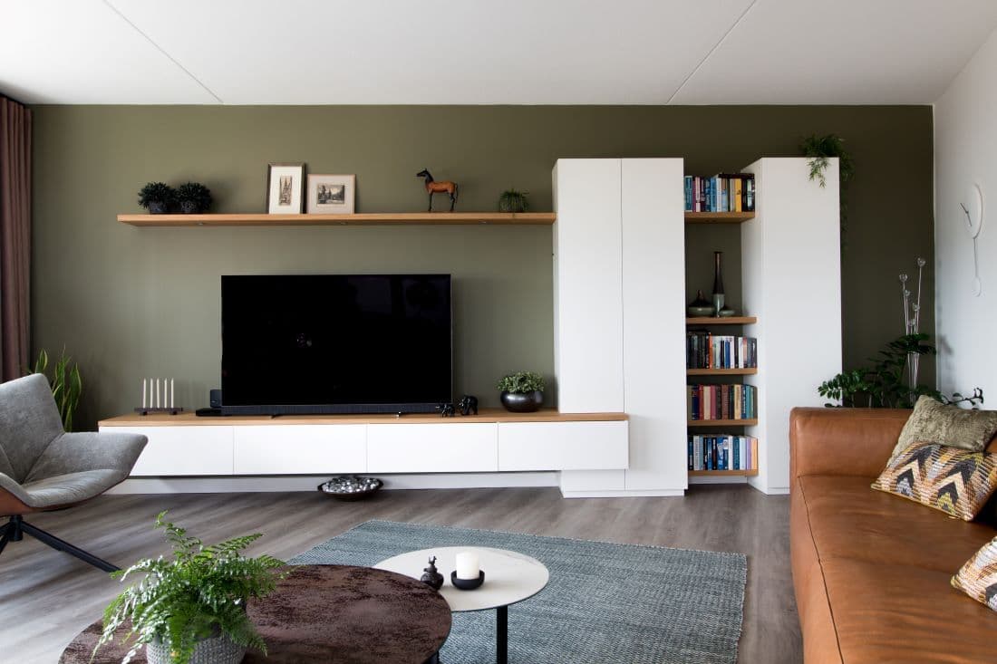 Wandmeubel wit in combinatie met houtdecor