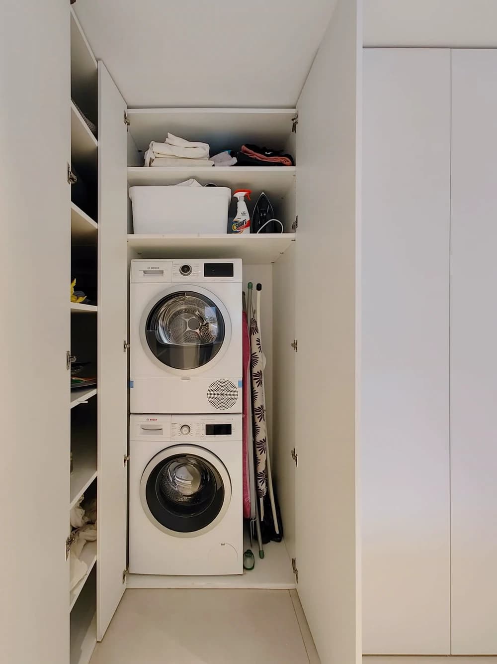 Wasmachine en wasdroger in kast