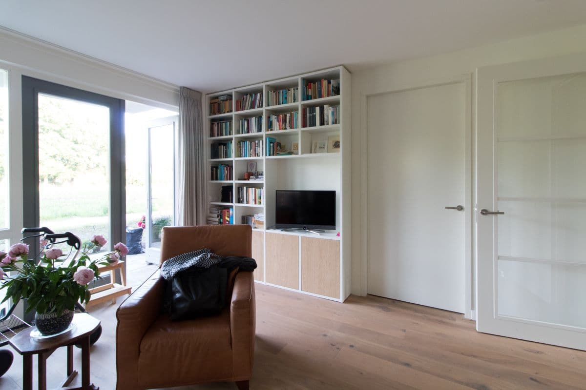 Woonkamer met boekenkast wit eiken fineer