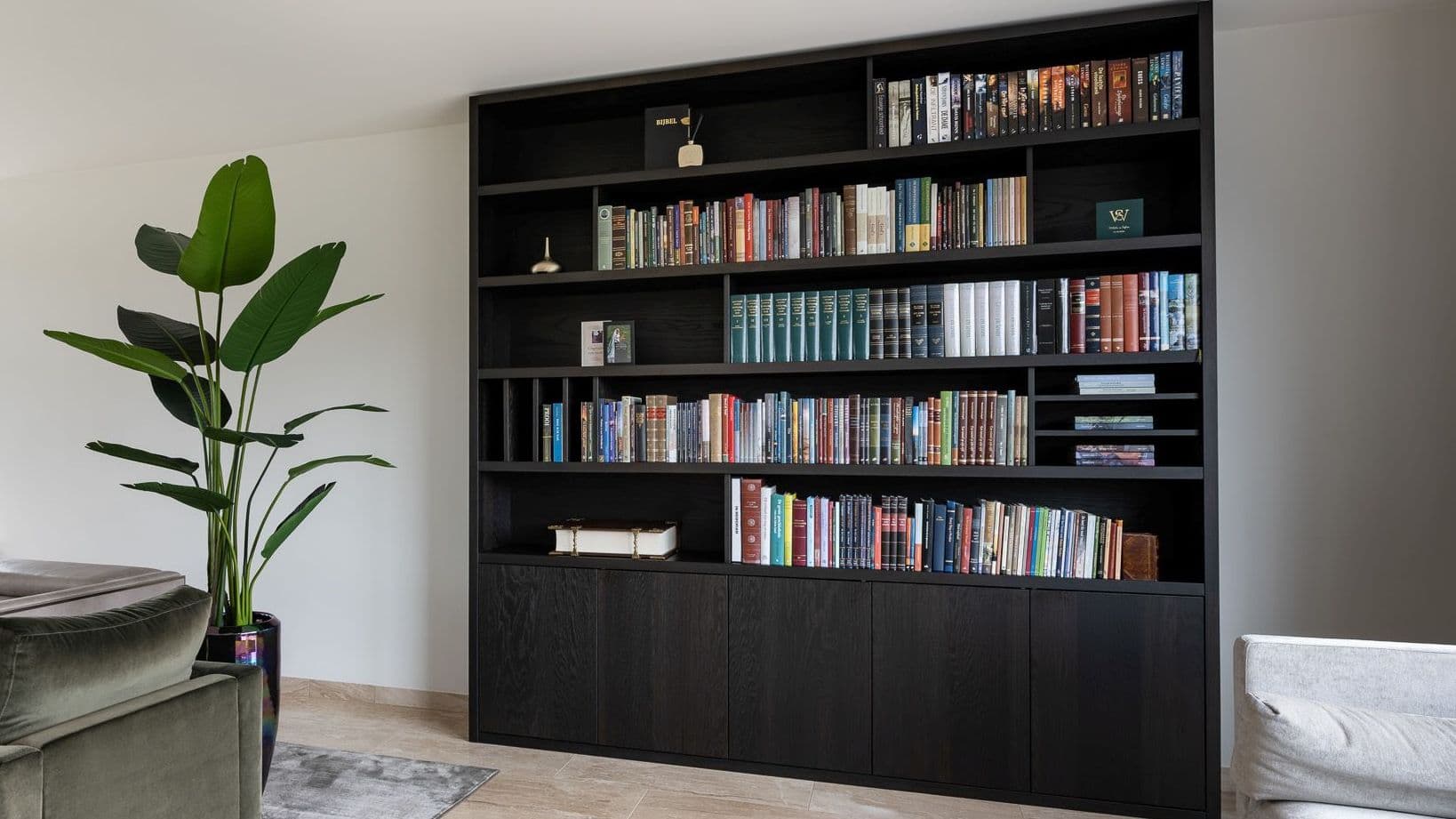 zwarte boekenkast 