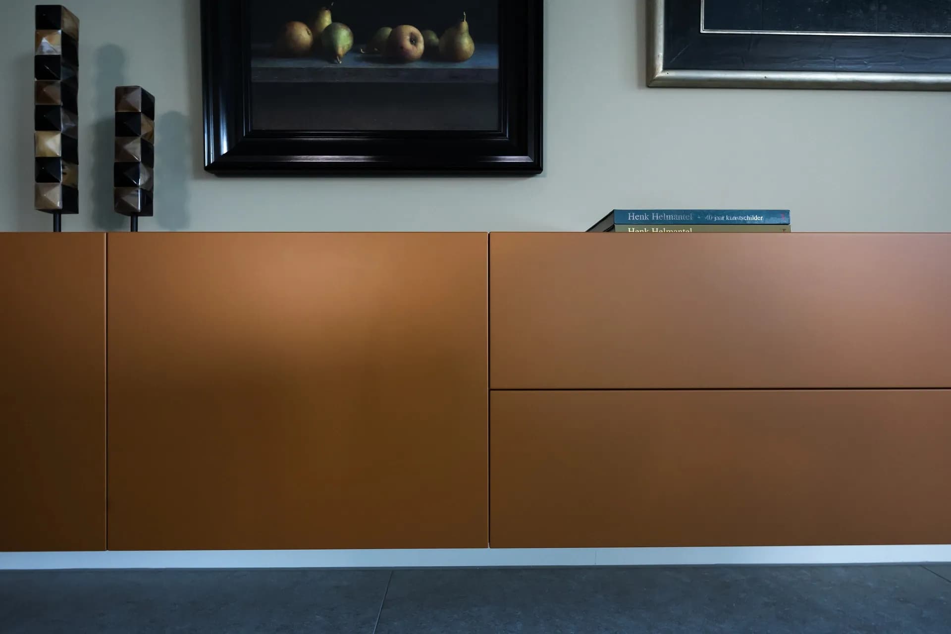 Close up van zwevend dressoir in moderne woonkamer