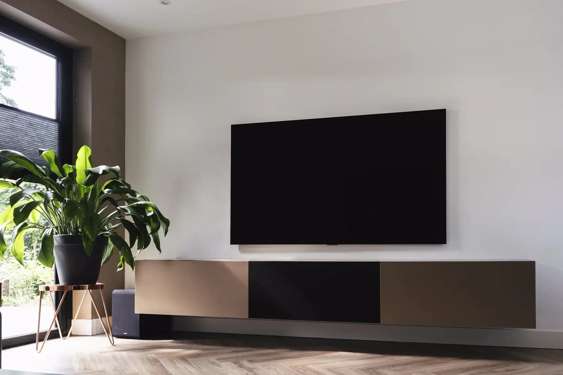 Zwevend tv-meubel aan wand