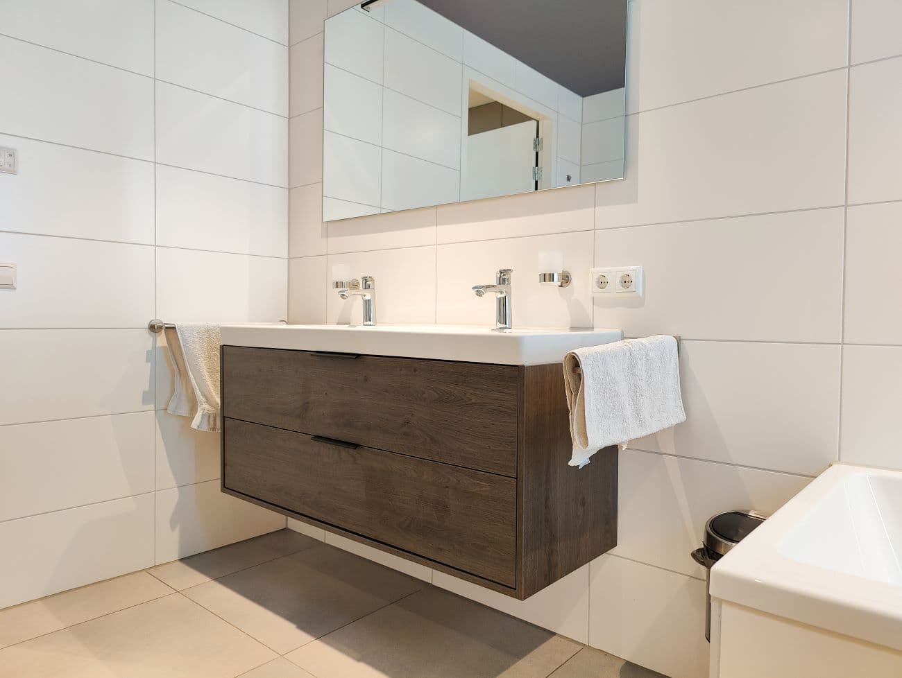 Zwevende wastafel houtdecor