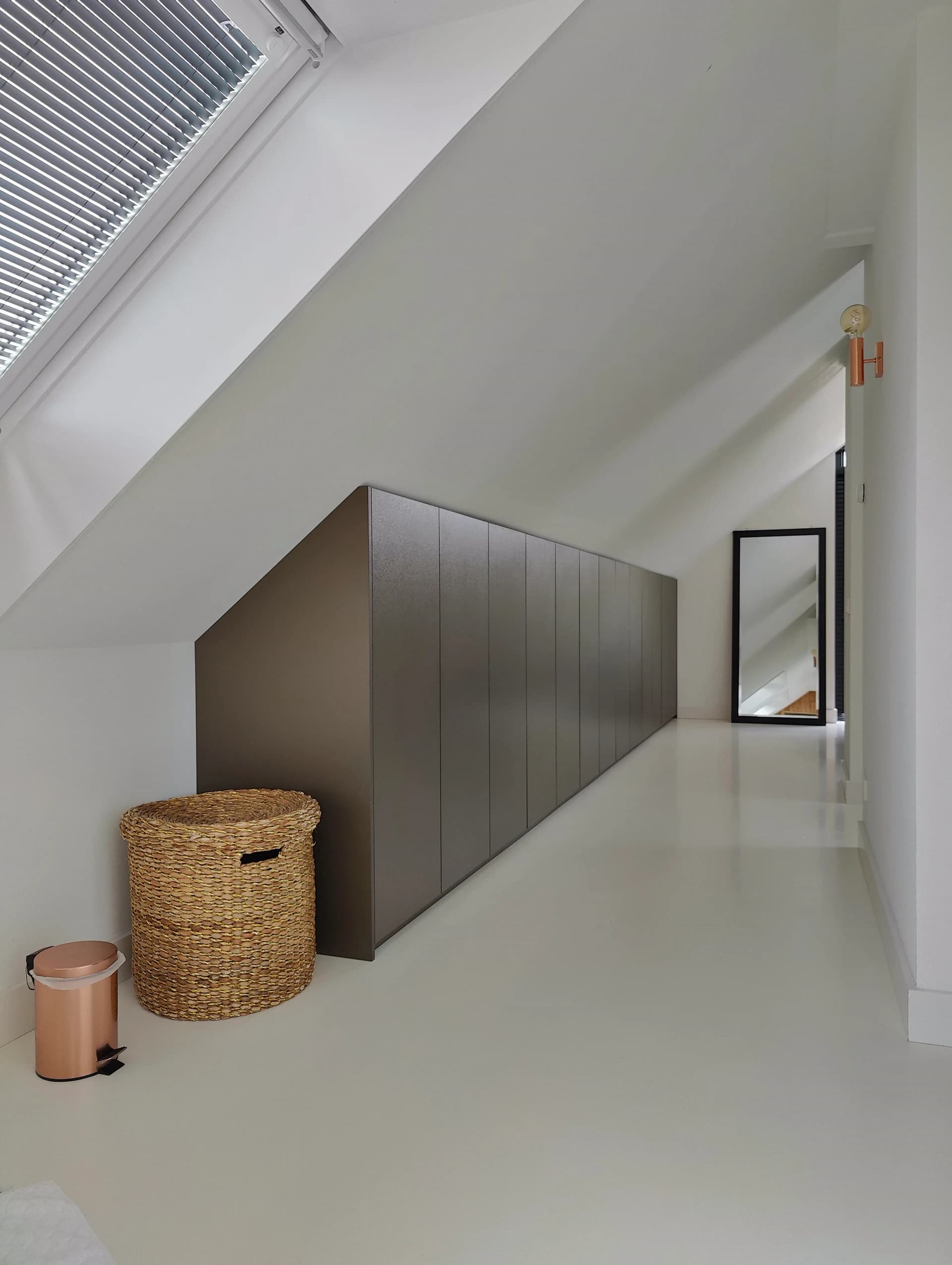 Kledingkast schuine wand