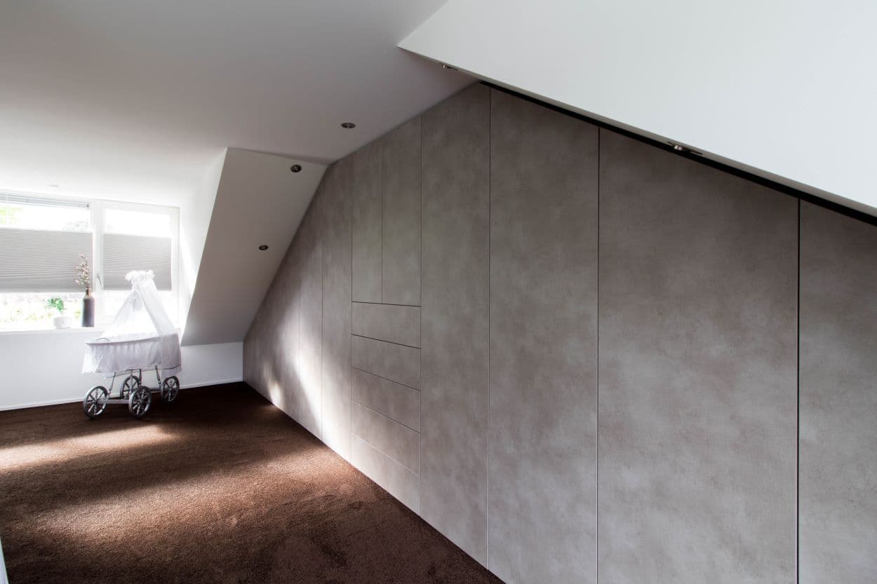 kledingkast betonlook met lades en deuren