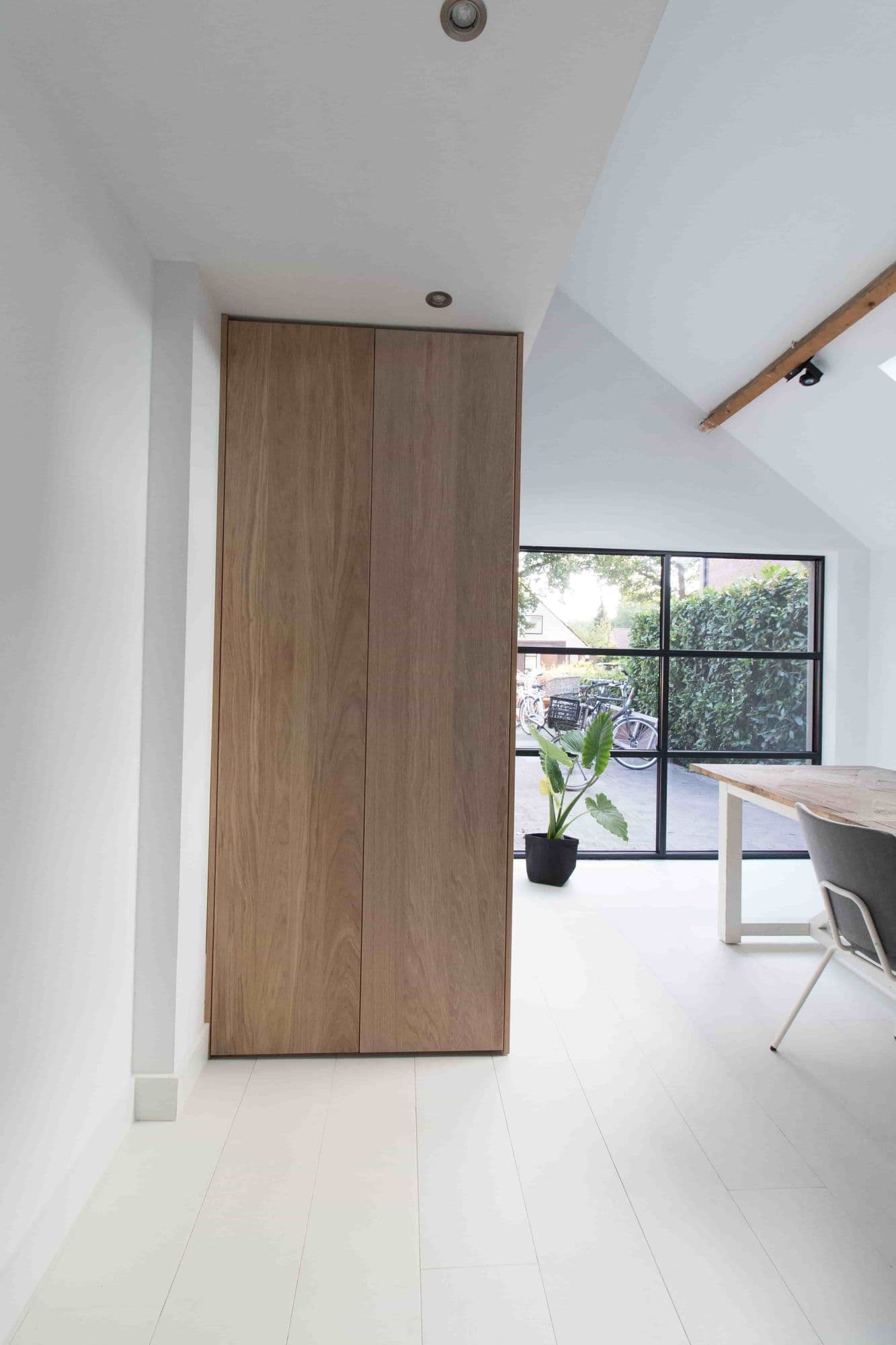 Strakke eiken fineer opbergkast in moderne woonkamer.