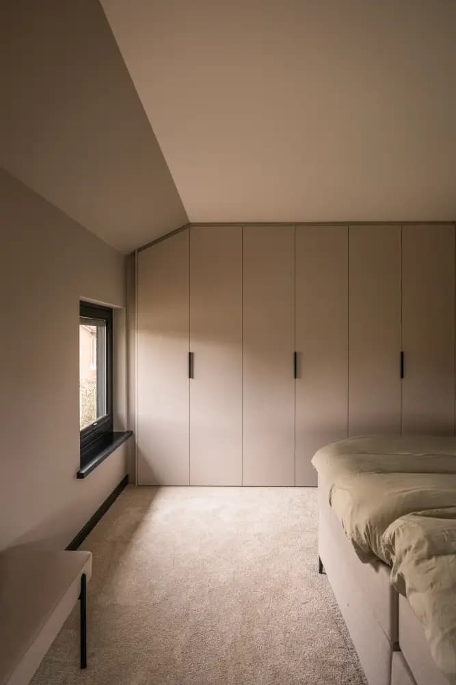 Kledingkast met schuine wand slaapkamer
