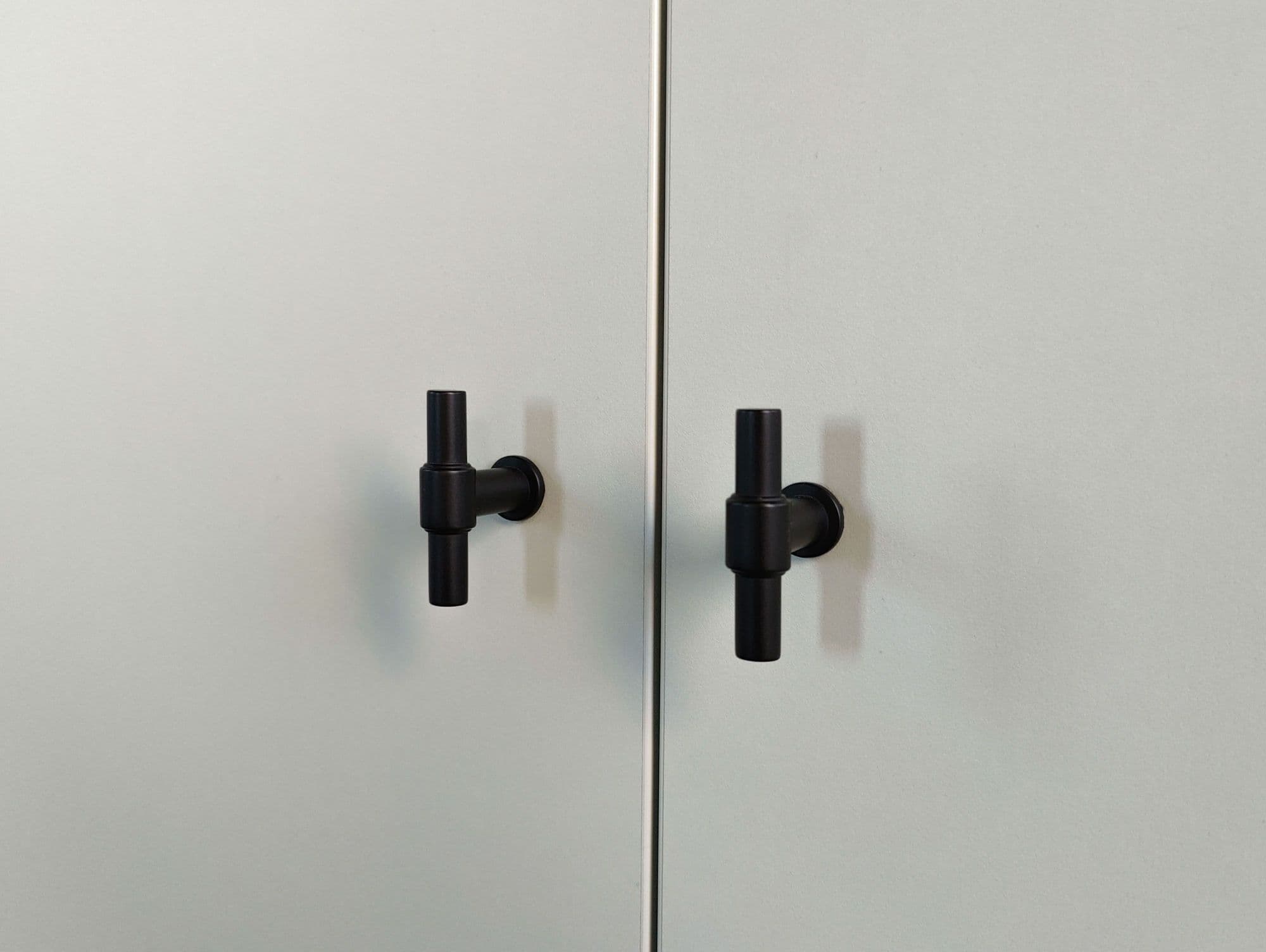 Close-up van de moderne handgreepjes op de ingebouwde kledingkast.