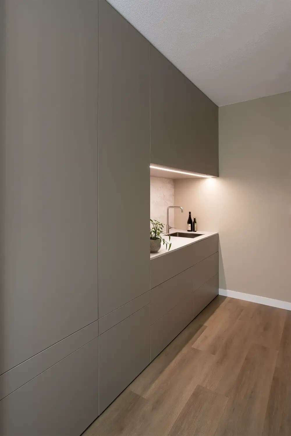 Strakke maatwerkkast in bijkeuken