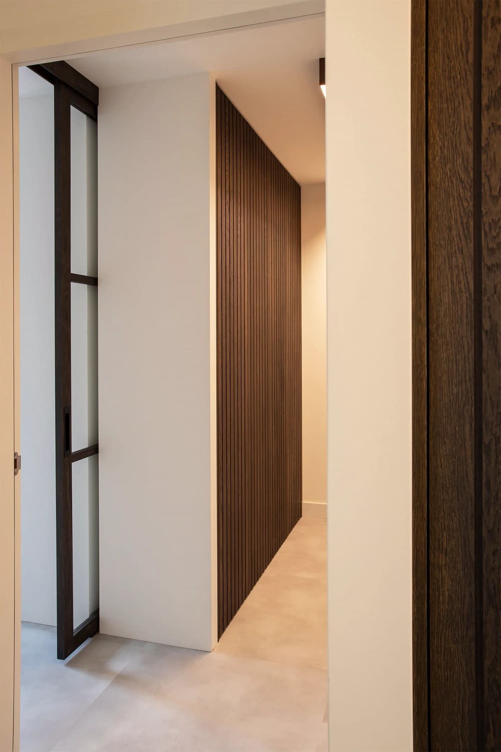 Eiken fineer kledingkast met ingefreesde voegen en schuifdeur