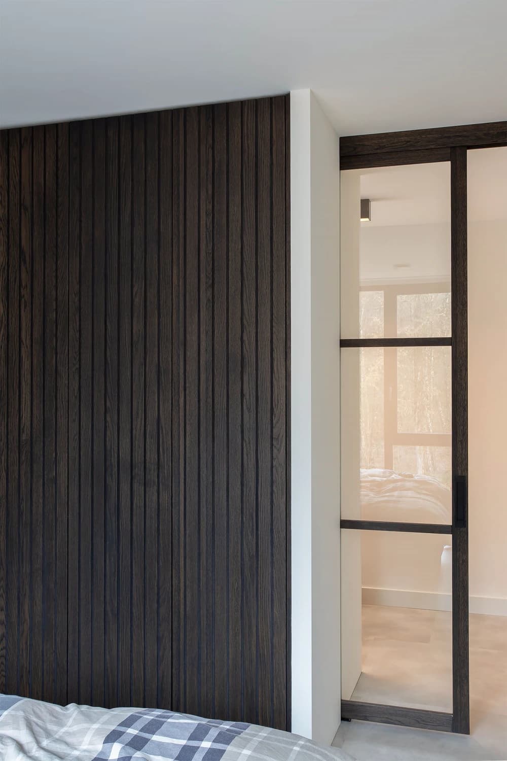 Ingebouwde lattenwand kledingkast in slaapkamer in Doorn