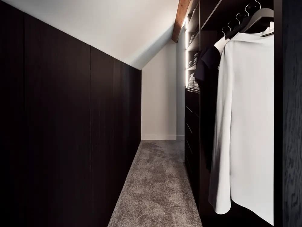 Inloopkast onder schuin dak