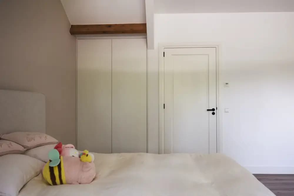 Kasten tegen schuin dak kinderkamer