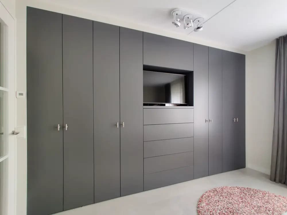 Kledingkast met tv slaapkamer