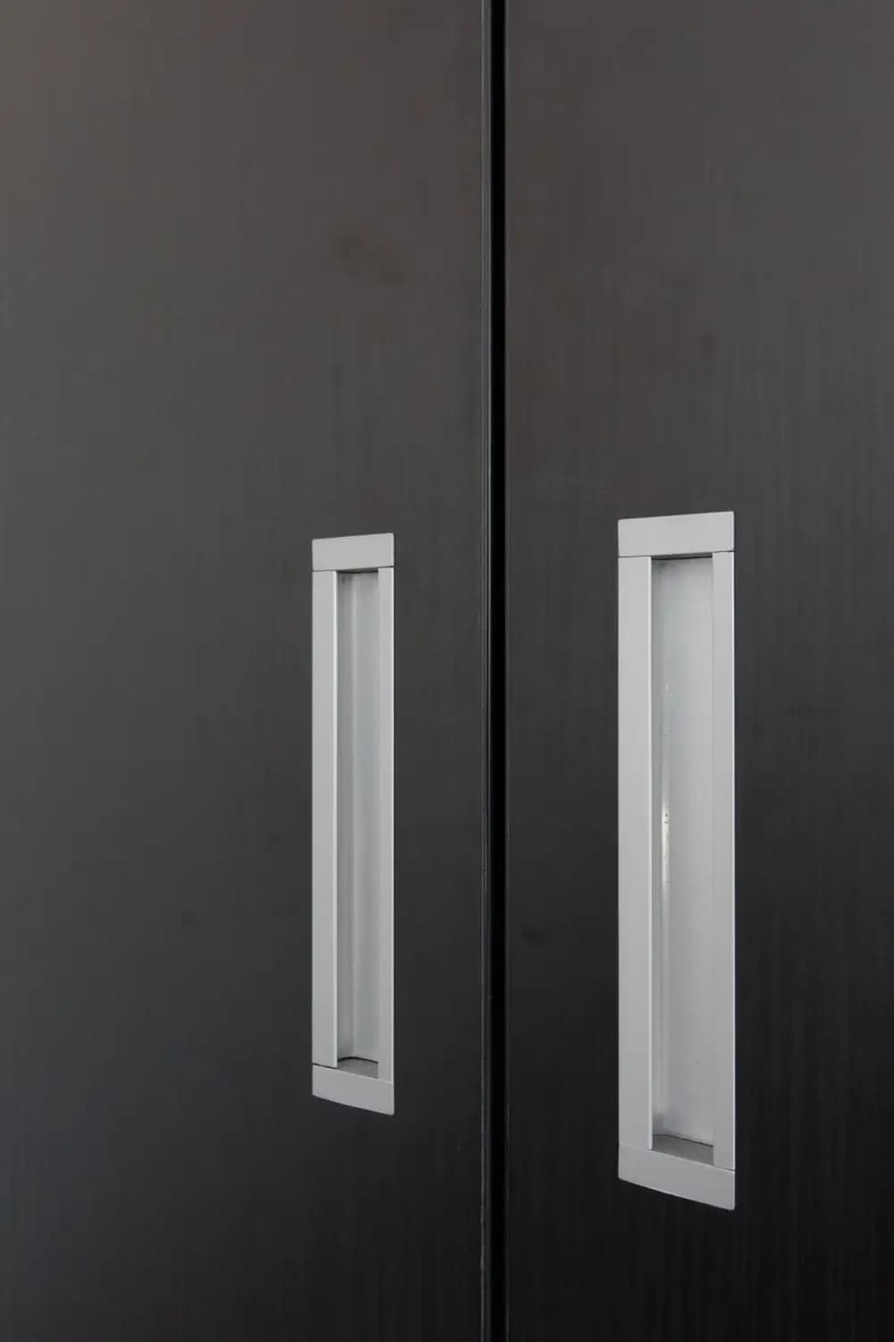 RVS komgreep in zwarte schuifdeuren