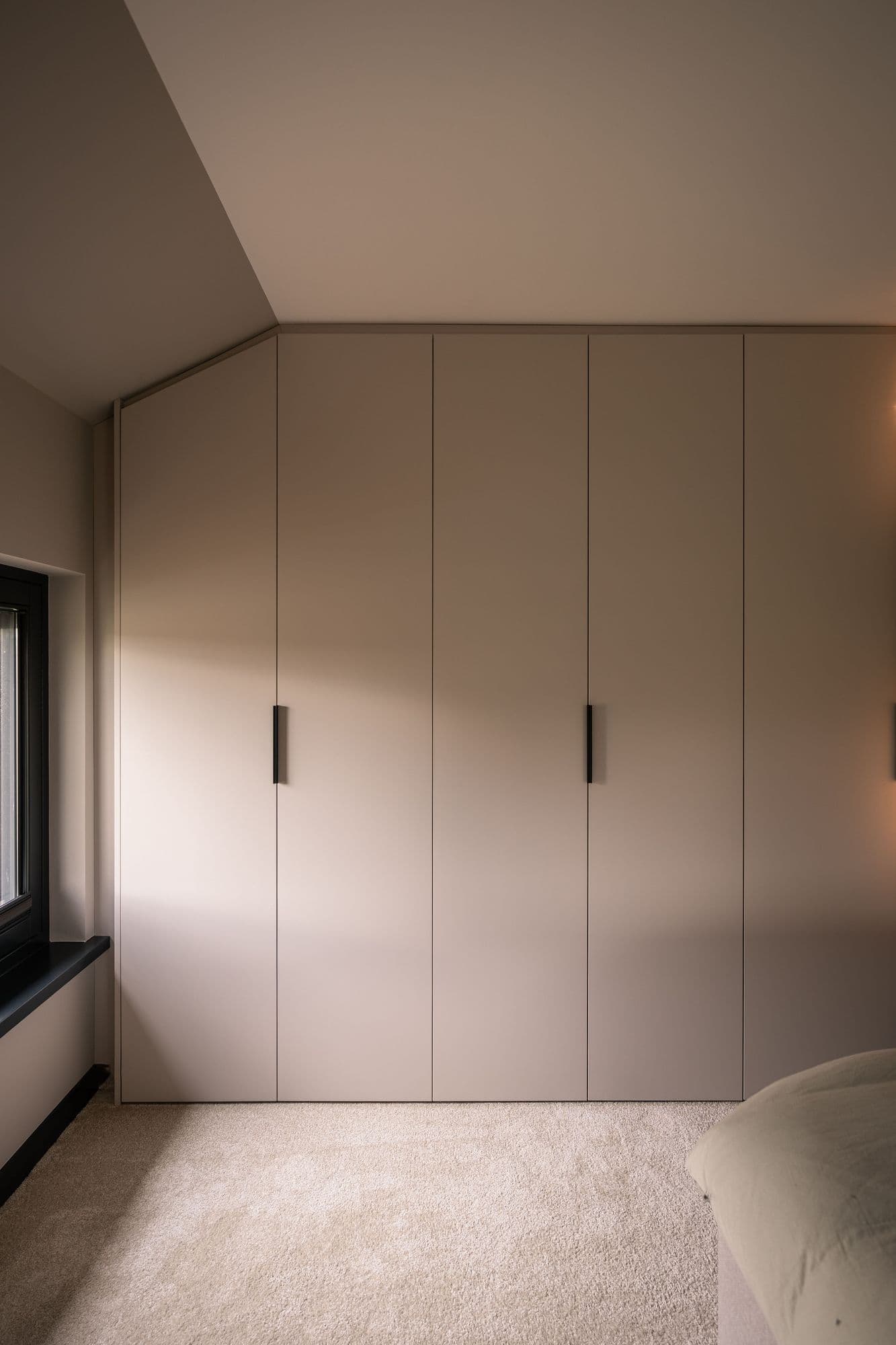 Kast met schuine wand in slaapkamer