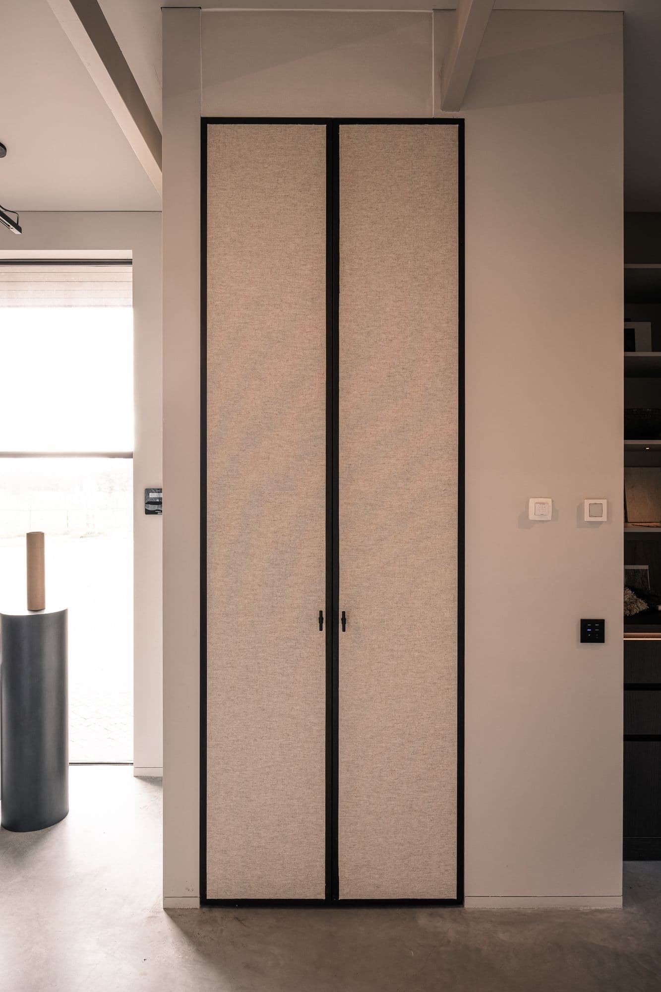 Kast met eiken fineer kaders