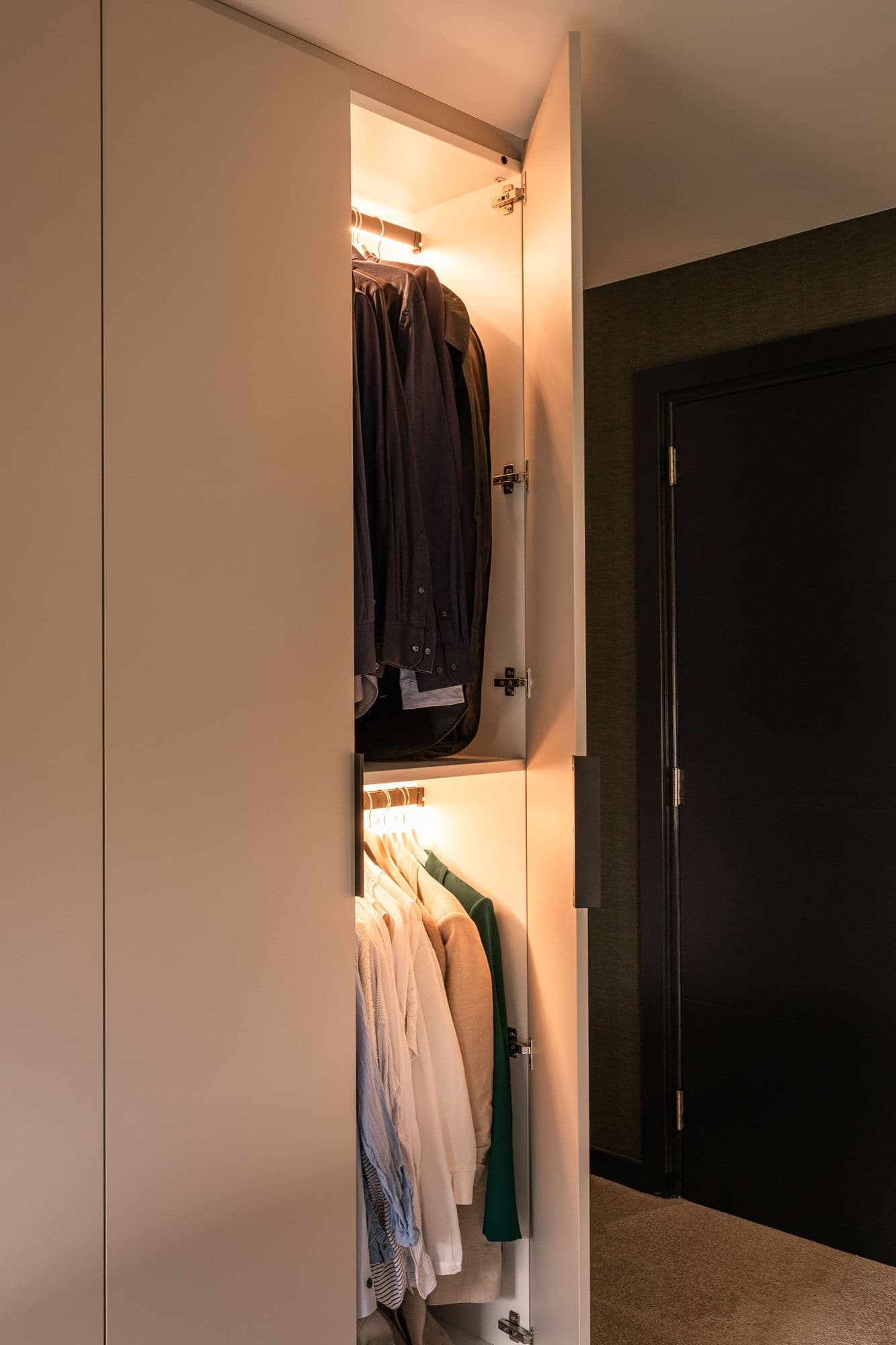 Kast met schuine wand in slaapkamer