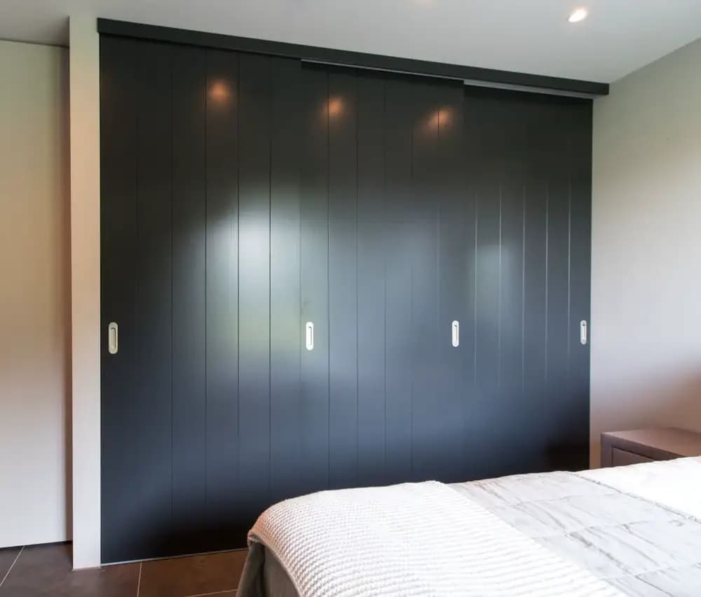 Schuifdeur met v-groef spuitwerk