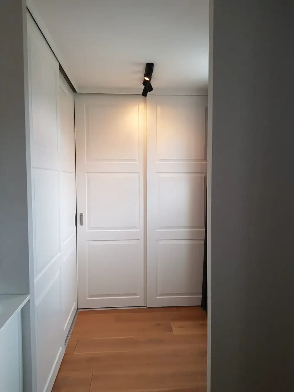 Schuifdeuren met kader, wit gespoten