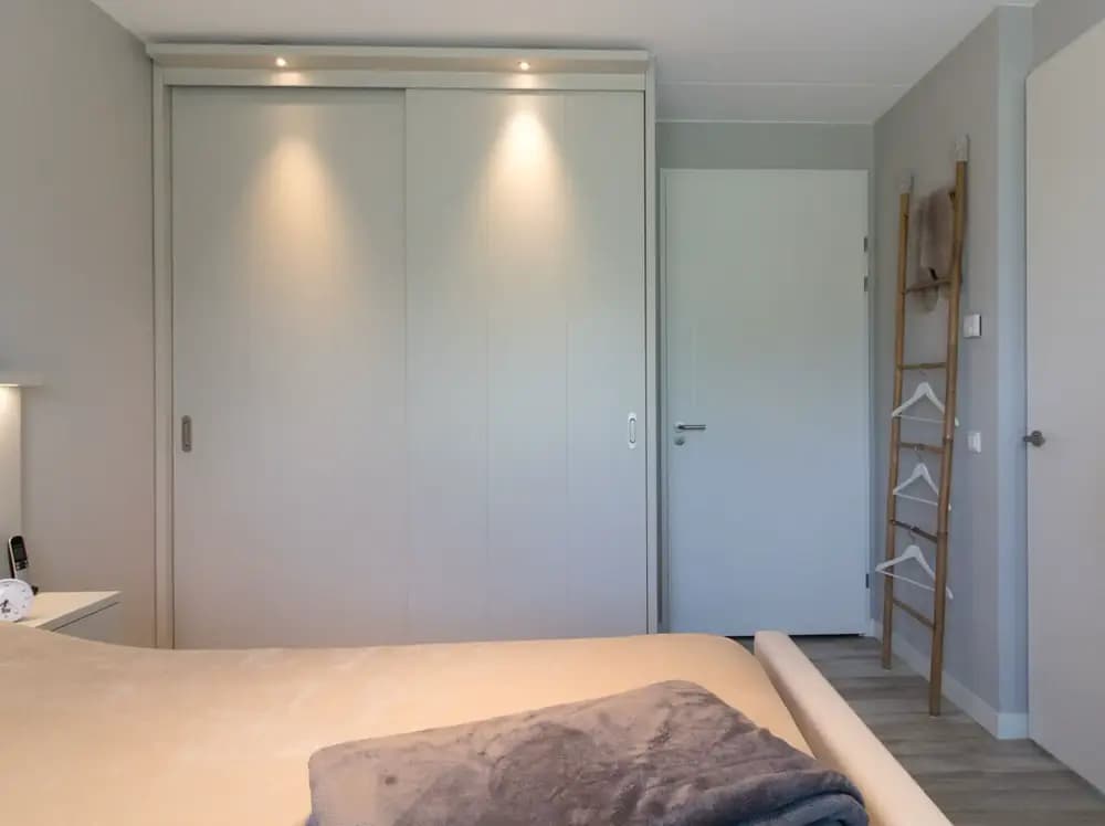 Schuifdeurkast met spotluifel