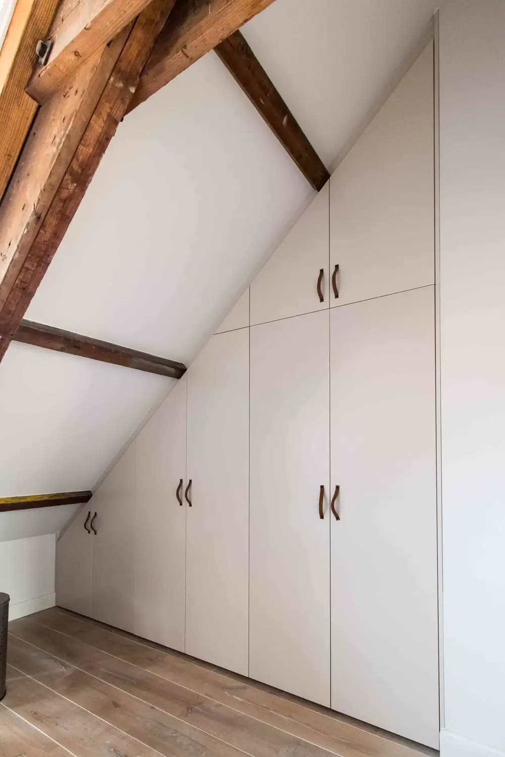 Schuine kast op zolder met vouwdeuren